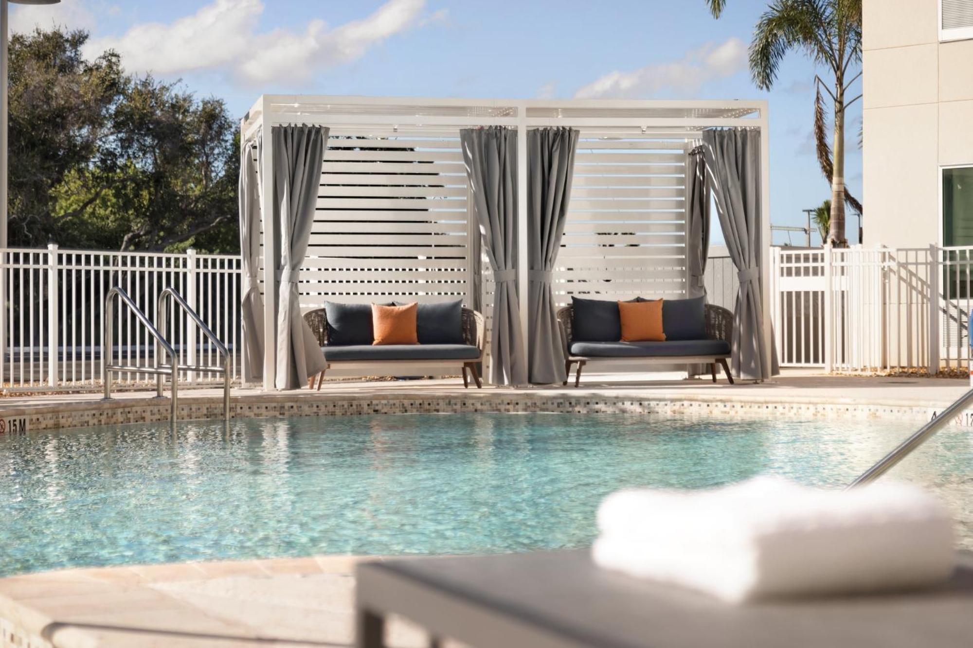 Holiday Inn Express Cape Canaveral By Ihg Exterior photo